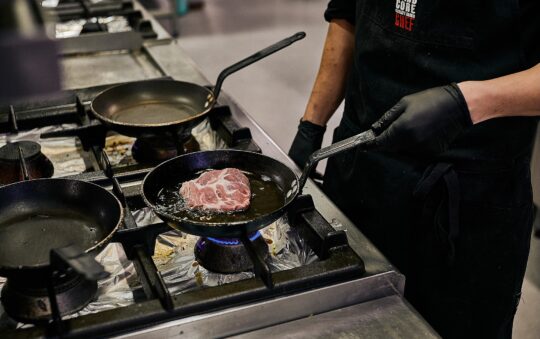 Ditch the Scraper: The Best High-Performance Non-Stick Pans for 2026