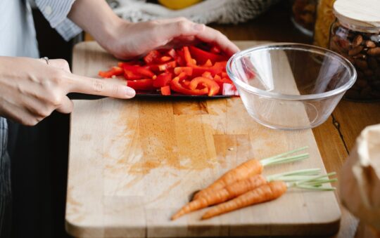 The 2026 Cutting Board Report: Bamboo vs. Plastic (The Safety Verdict)